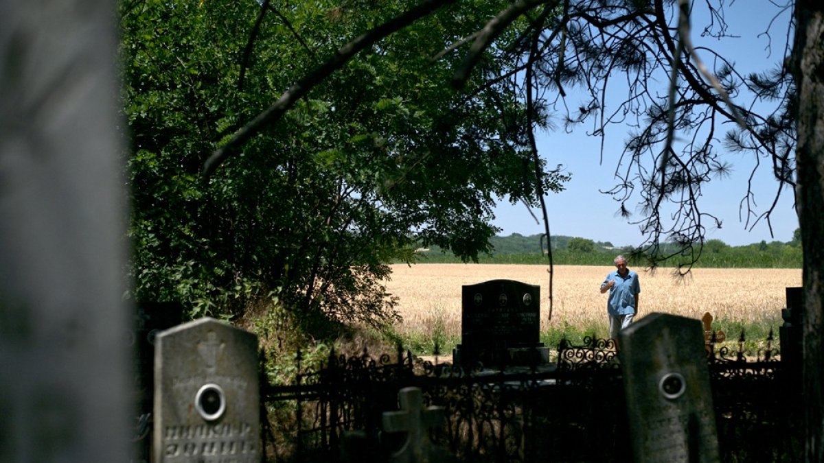 Mirko Bogicevic, de 68 años, residente local y cronista del pueblo, pasa por los cementerios de Kisiljevo el 23 de junio de 2025.