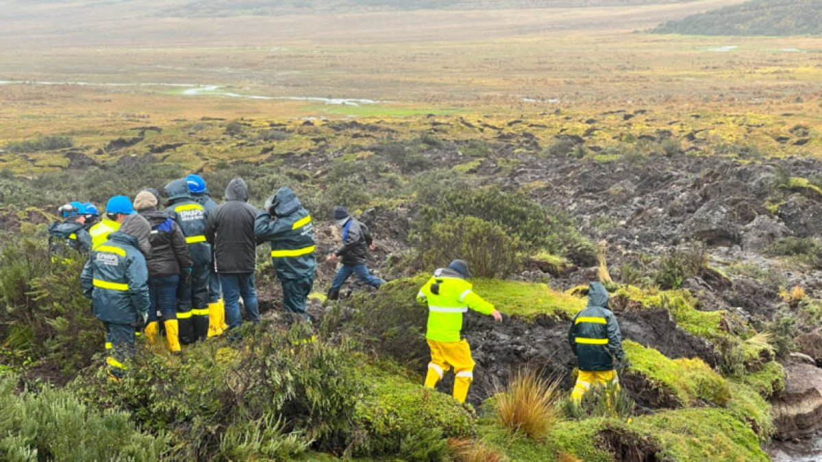 Más de 70 obreros y maquinaria pesada de la Epmaps iniciaron el retiro de 600 mil metros cúbicos de material que rompió una tubería.