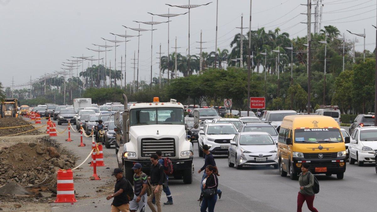Trabajos. A lo largo de la avenida Samborondón hay calles abiertas a los lados o a orillas de los parterres centrales, lo que agudiza más los trancones.
