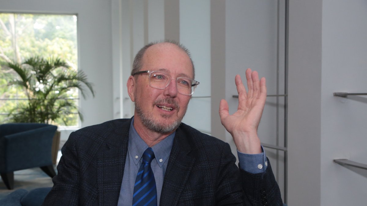 Potter es licenciado en Desarrollo Internacional y tiene una maestría en Planificación y Desarrollo Internacional Rural.