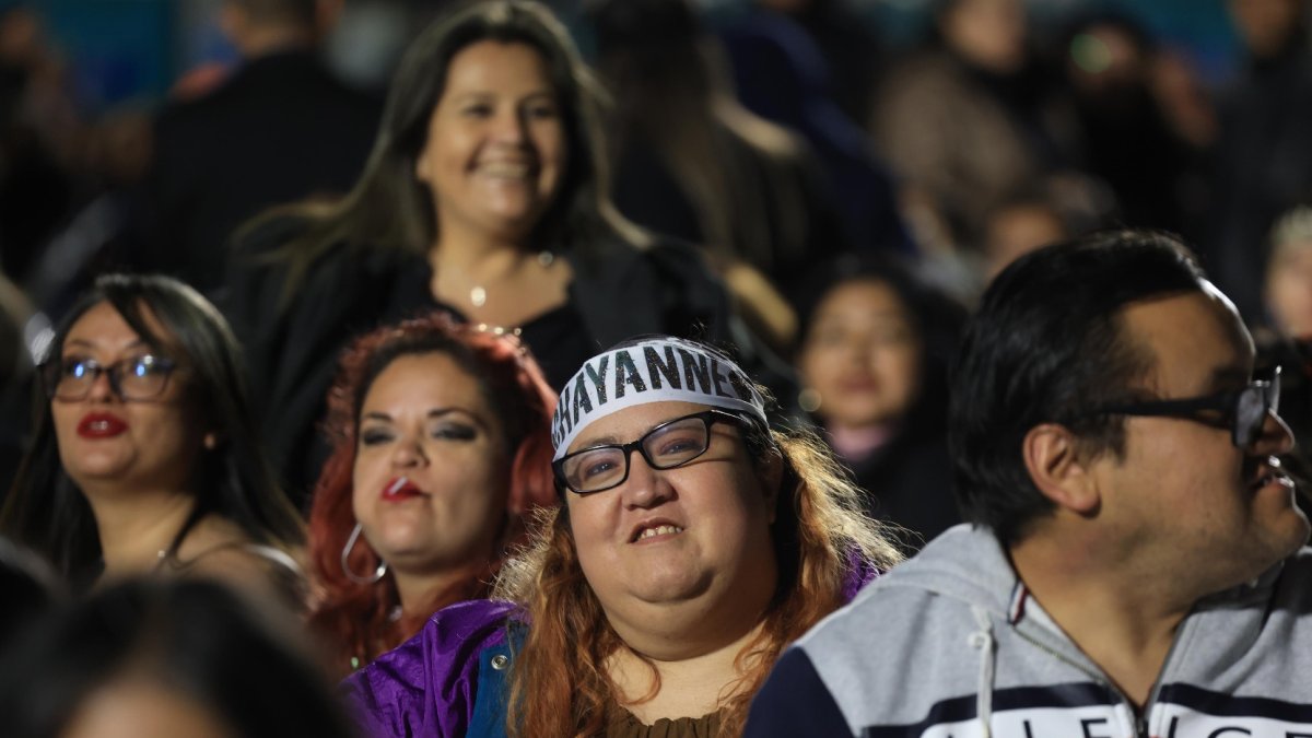 Fans esperaron ansisos al músico en la capital.
