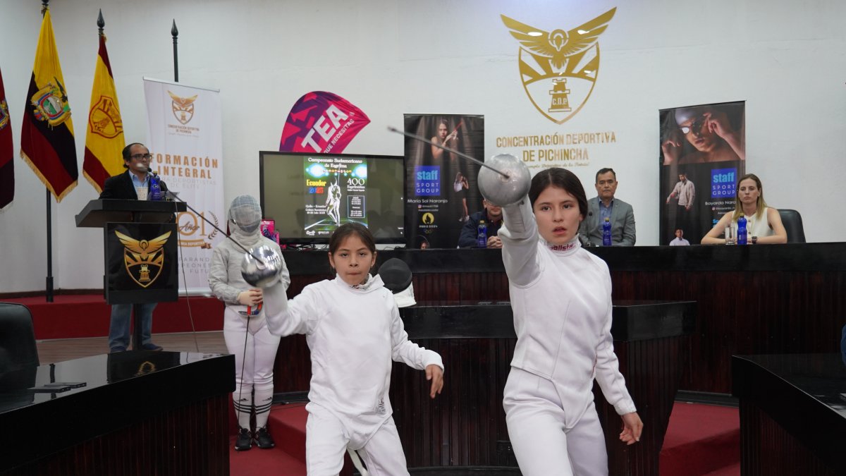 Las esgrimistas Julia Hernández (izquierda) y Rafaela Álvarez integran la selección nacional en el Sudamericano.