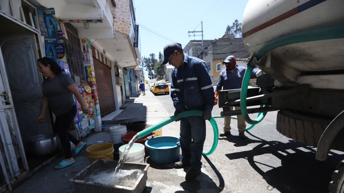 Quito enfrenta suspensión de agua potable en seis parroquias del sur tras rotura en tubería principal.