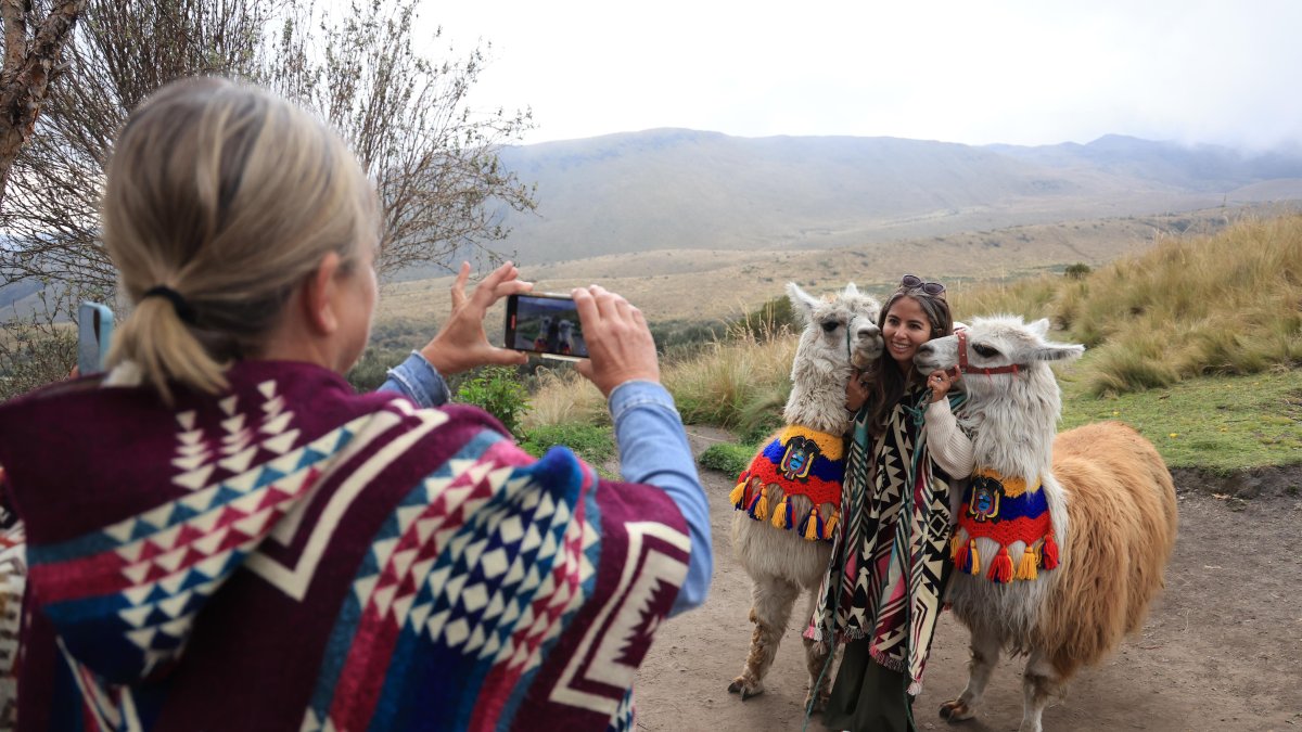 El trayecto del Teleférico cautiva por su vista panorámica, además puedes tomarte fotografías con las llamas y apoyar la economía local.