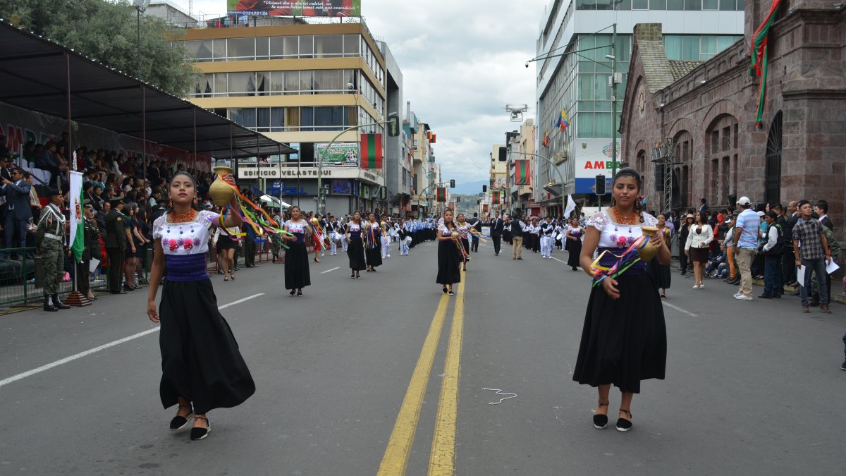 Evento. Un desfile que resalta los atuendos de la cultura local.
