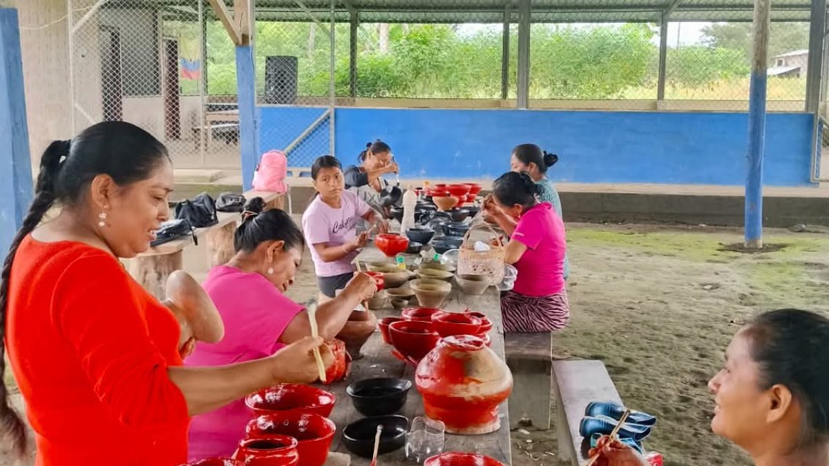 Actividad. Las mujeres elaboran y pintan las artesanías con creatividad.