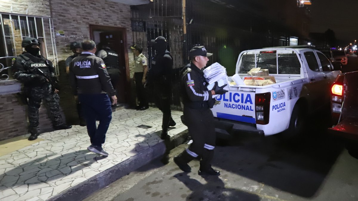 En la casa se hallaron documentos fraudulentos de agencias de tránsito de 24 cantones de todo el país, aseguró el ministro John Reimberg.