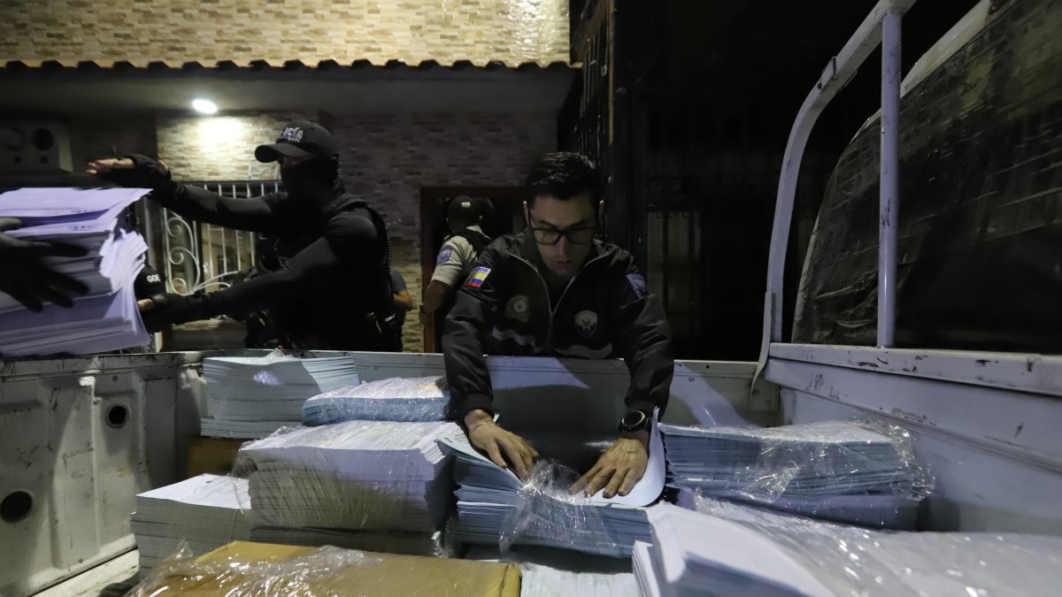 En el operativo se hallaron ejemplares en soporte de papel con medidas de seguridad de los municipios, con leyendas de matriculación vehicular y revisión vehicular.