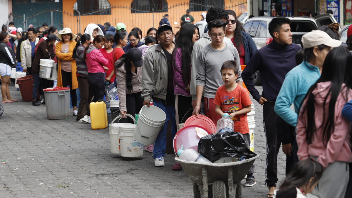 Varios barrios del sur de Quito realizan largas filas para poder acceder al agua.