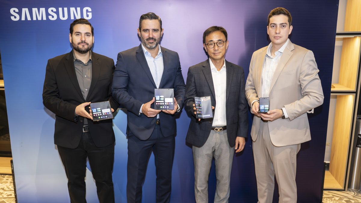 Los ejecutivos de la marca posan con el celular.