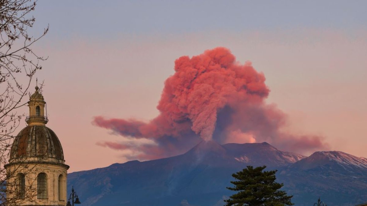Volcán. A pesar de su frecuencia, las erupciones del Etna suelen ser bastante inofensivas. Son un espectáculo que atraen a miles de turistas.