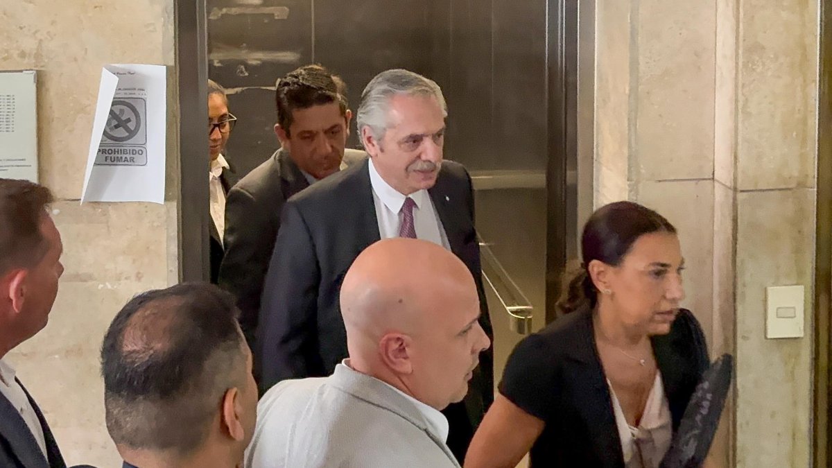 Fotografía del expresidente argentino Alberto Fernández (c) en los tribunales federales en Buenos Aires (Argentina).