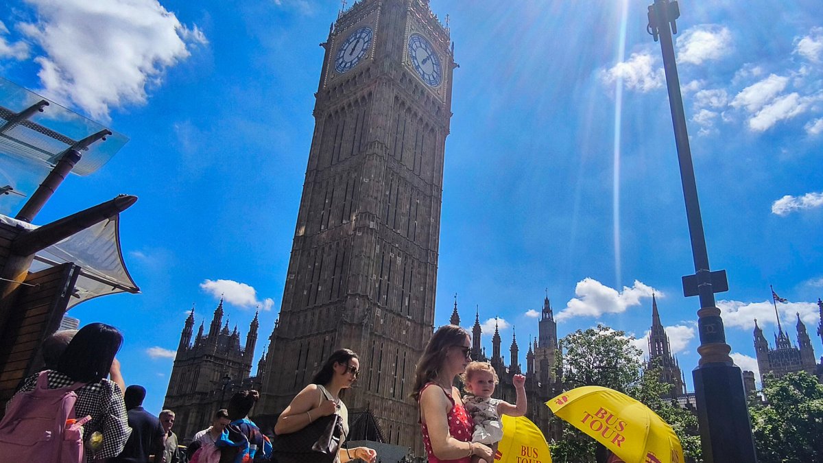 Varias personas pasean por Londres el 30 de junio de 2025, cuando se esperaban temperaturas en torno a los 34 grados Celsius.