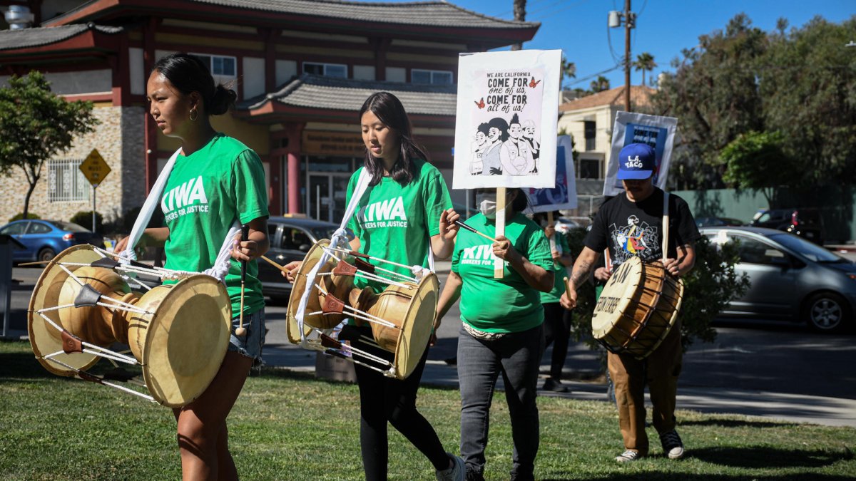 Protesta en rechazo a las acciones recientes del Servicio de Inmigración y Control de Aduanas (ICE), en el barrio coreano en Los Ángeles (Estados Unidos).