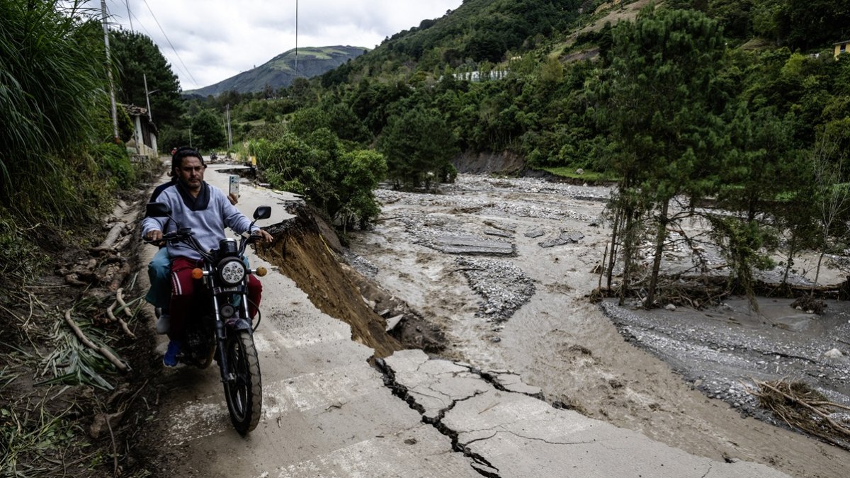 La gente circula por la carretera Trasandina parcialmente destruida tras la inundación del río Chama, cerca de Mérida, el 25 de junio de 2025, tras fuertes lluvias en la zona.