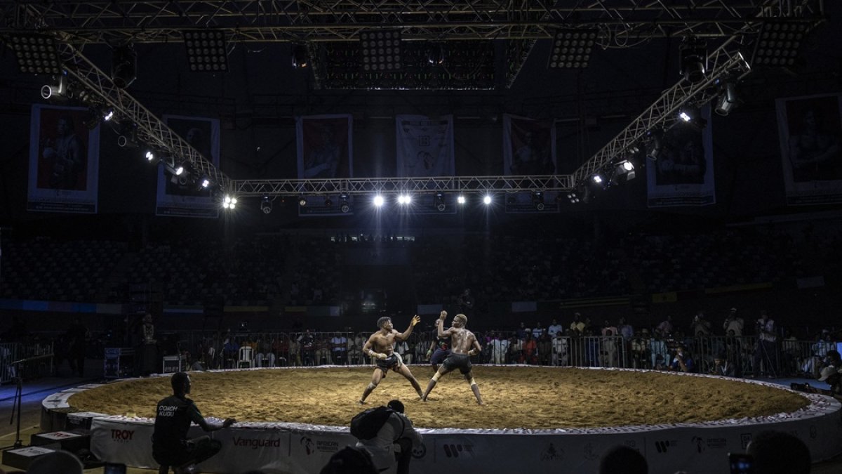 Los luchadores de Dambe Buhari Shagon Yellow (izq.) y Shagon Boka (der.) participan en una pelea durante un partido en el torneo de la Serie Mundial de Dambe en Abuja, el 28 de junio de 2025.