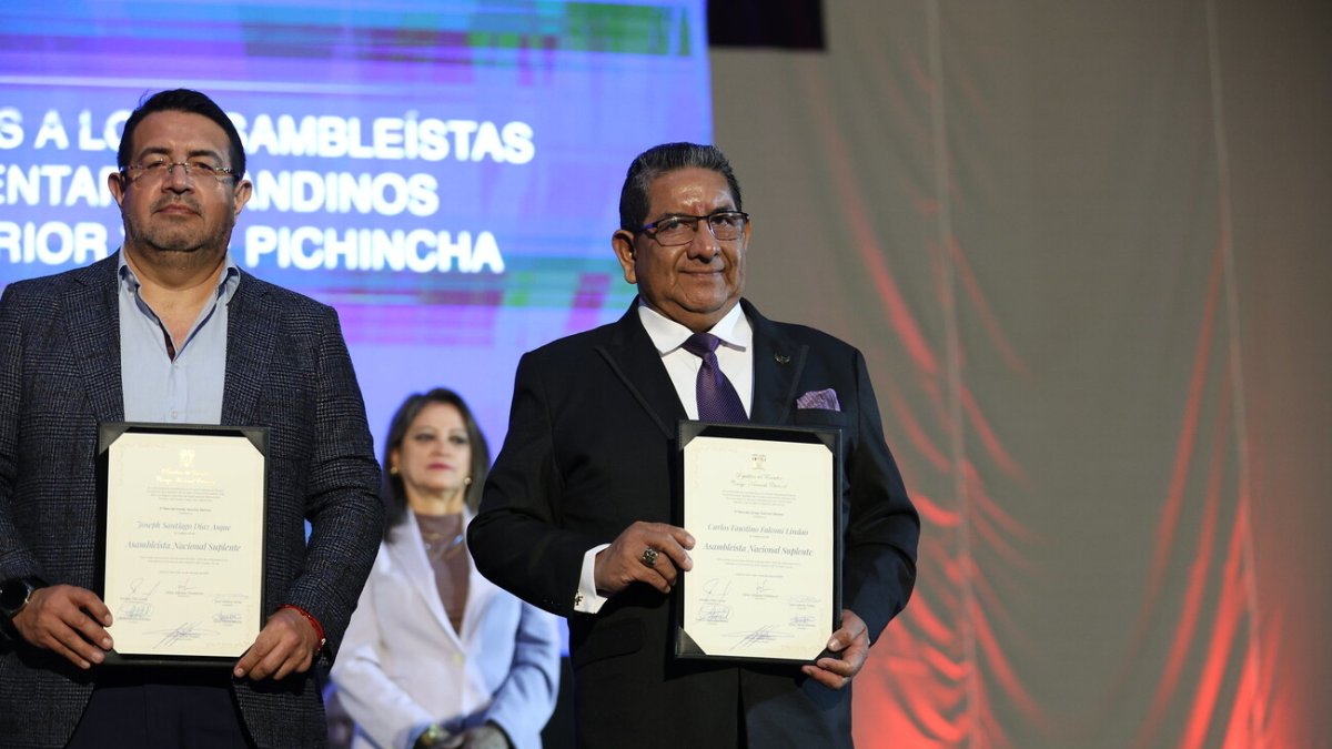 Carlos Faustino Falconi Lindao (derecha) recibió sus credenciales como asambleísta suplente en mayo de 2025.
