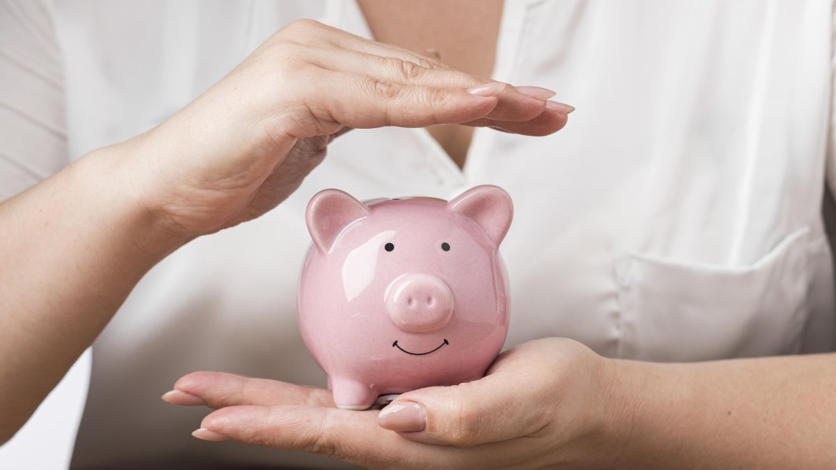 Varios bancos permiten programar un débito hacia una cuenta específica justo después de recibir su sueldo.