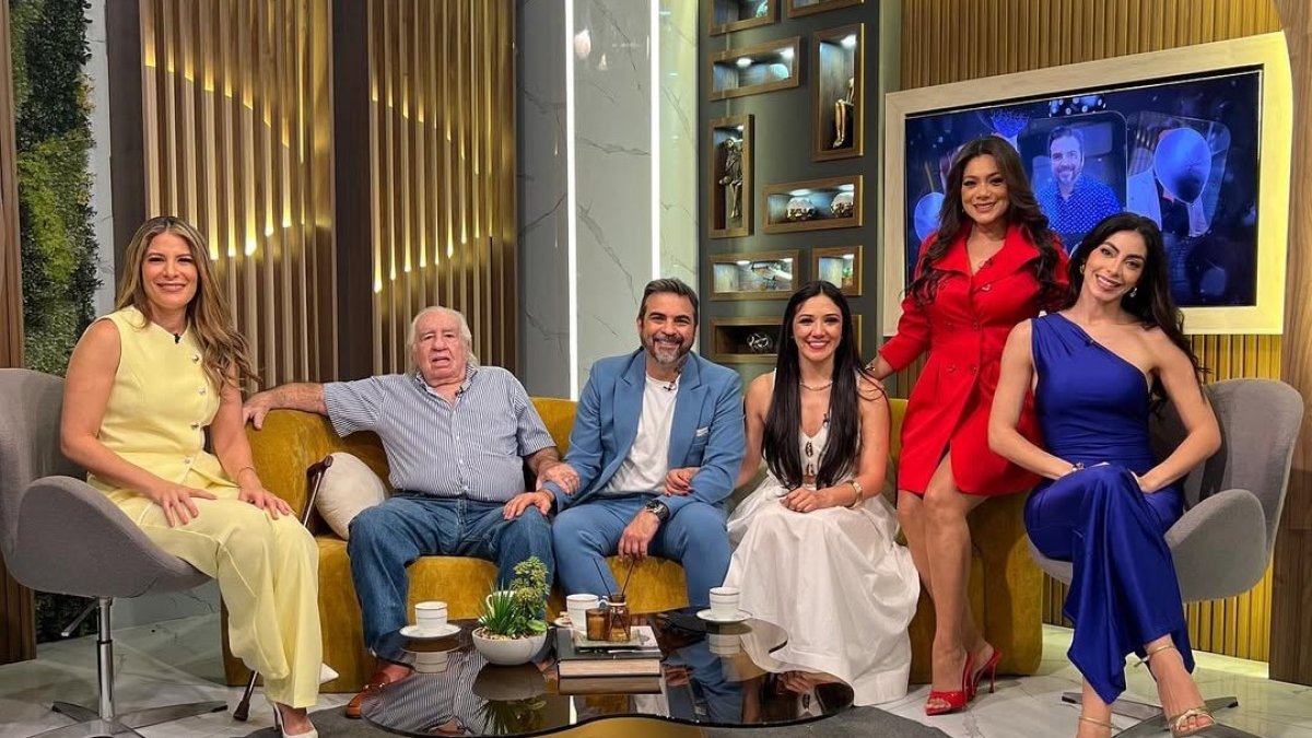 Diego Spotorno con el elenco del programa, su padre y novia.