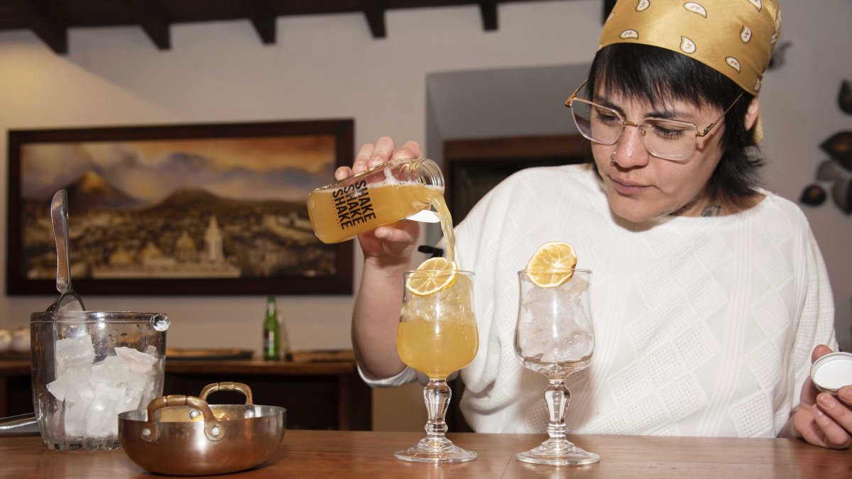 Taxo, miel, whisky y una infusión de cítricos se suman en una de las bebidas más populares de la mixóloga Marlene Briceño, Shake, shake, shake