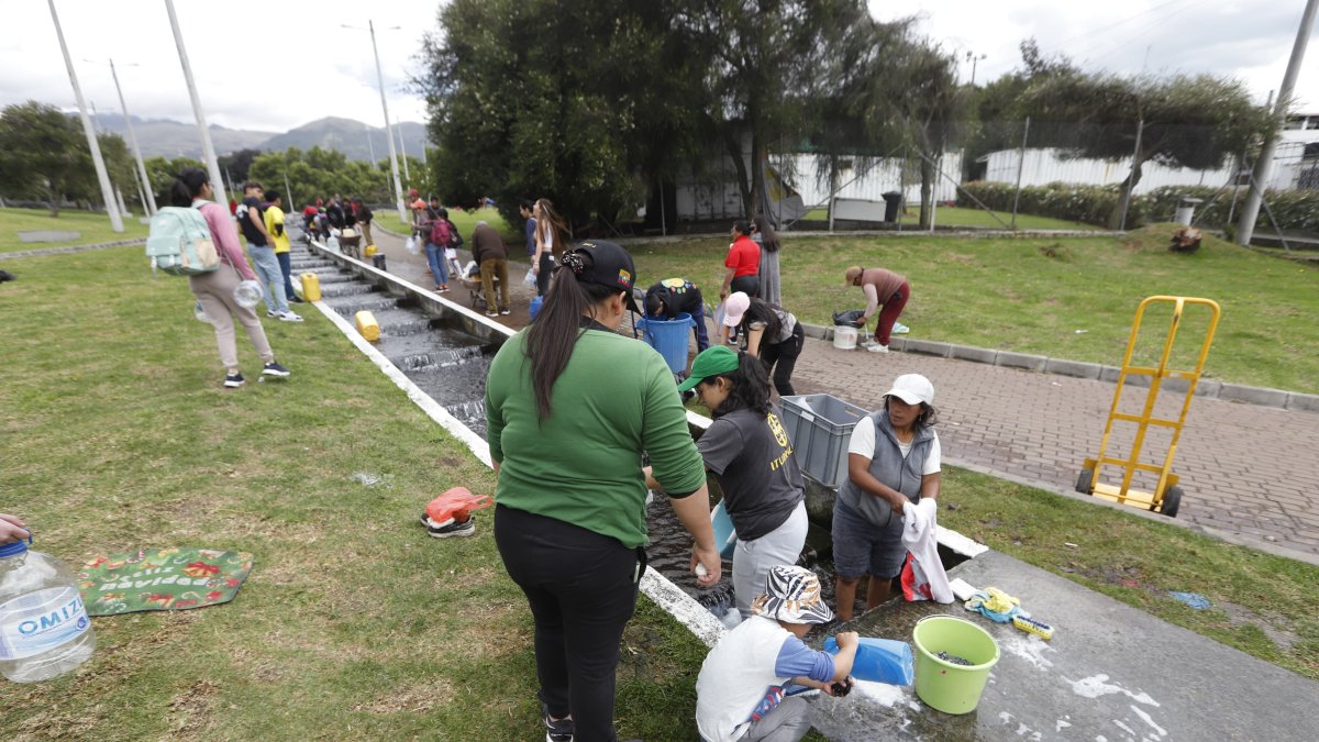 Según los moradores del sur de Quito los tanqueros no abastecen y han tenido que recurrir a las fuentes naturales.