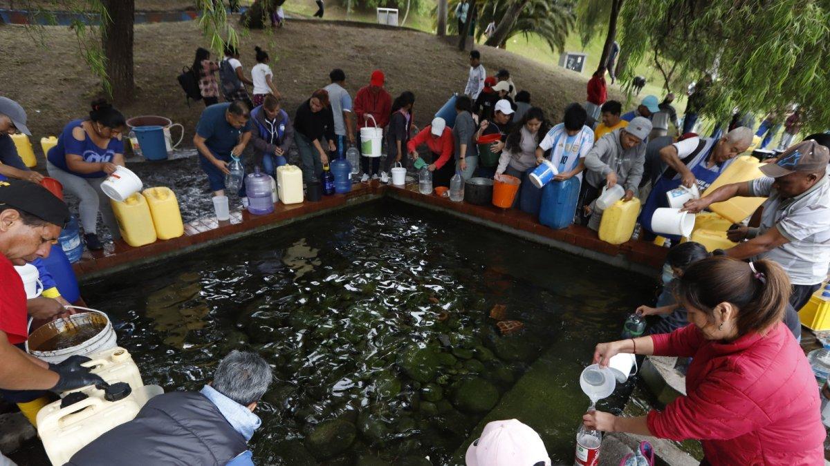 Apoyo. Esta vertiente está abasteciendo de agua a los vecinos de Guamaní y otros sectores