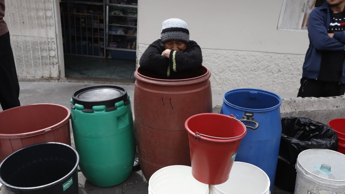 Los vecinos esperan por un largo tiempo a que lleguen los tanqueros.