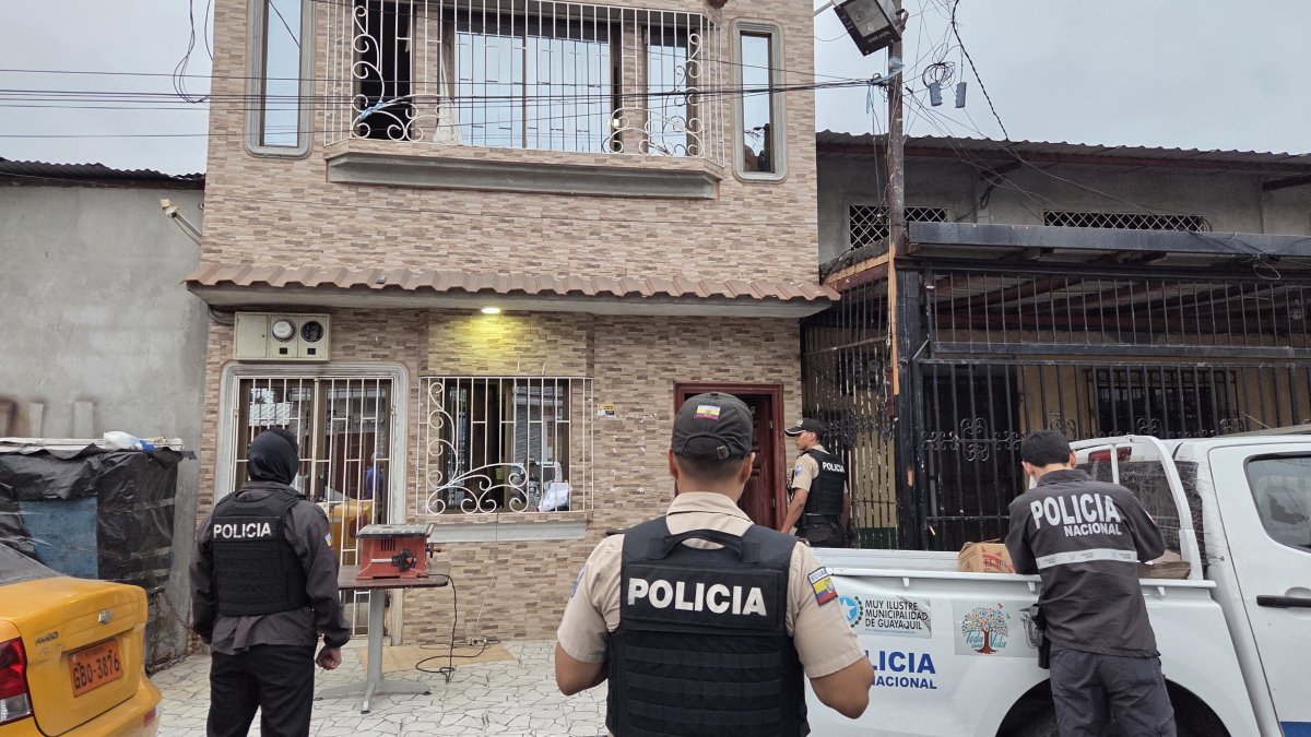 Hallazgo. Miles de especies, además de placas y sellos con logotipos especiales encontró la Policía.