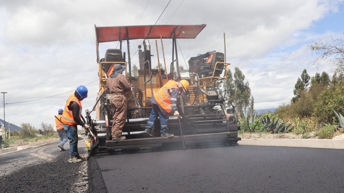 Obras viales en Cotopaxi detenidas por falta de asfalto.