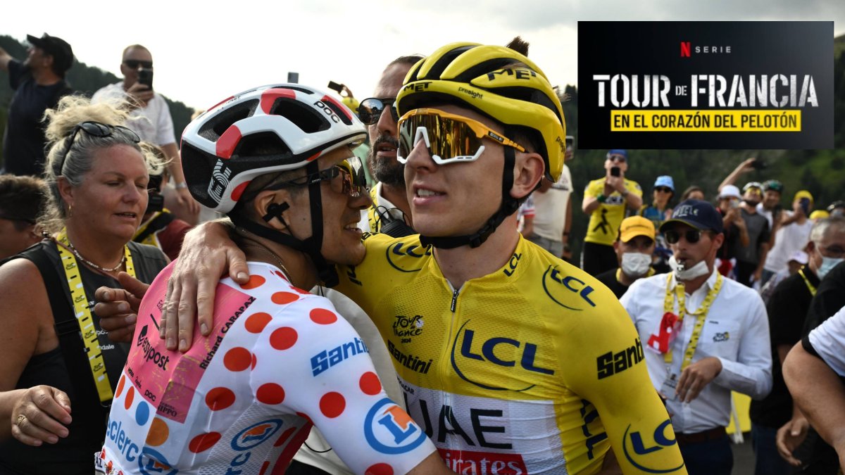 Richard Carapaz, con el maillot de puntos rojos, y Tadej Pogacar, campeón del Tour.