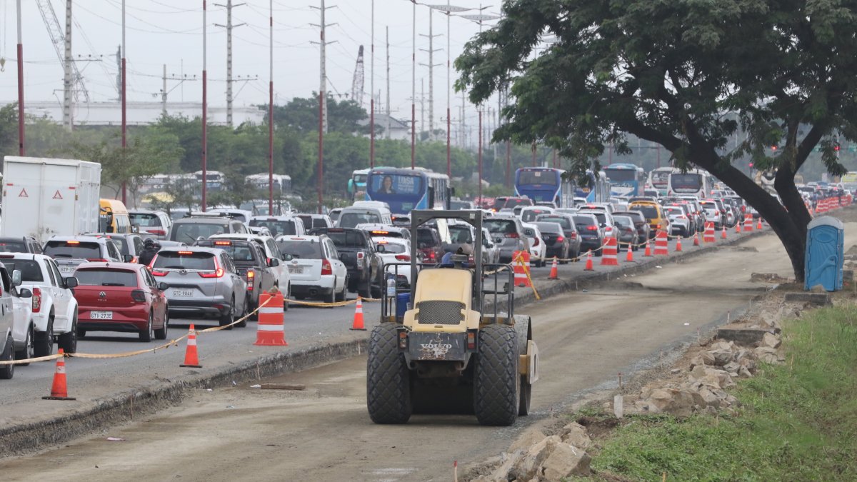 La ciudadanía asegura que las calles abiertas a lo largo de la avenida Samborondón han agudizado el tráfico en La Puntilla.