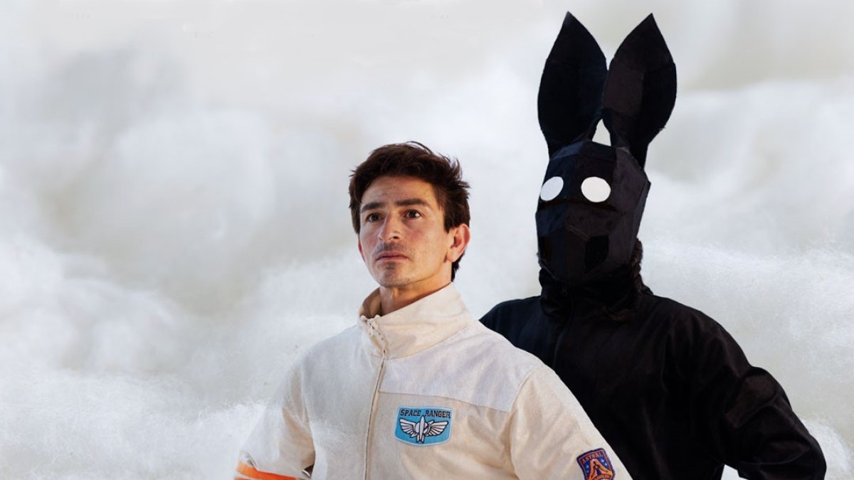 La obra es interpretada por César Santos y Omar Bonilla.