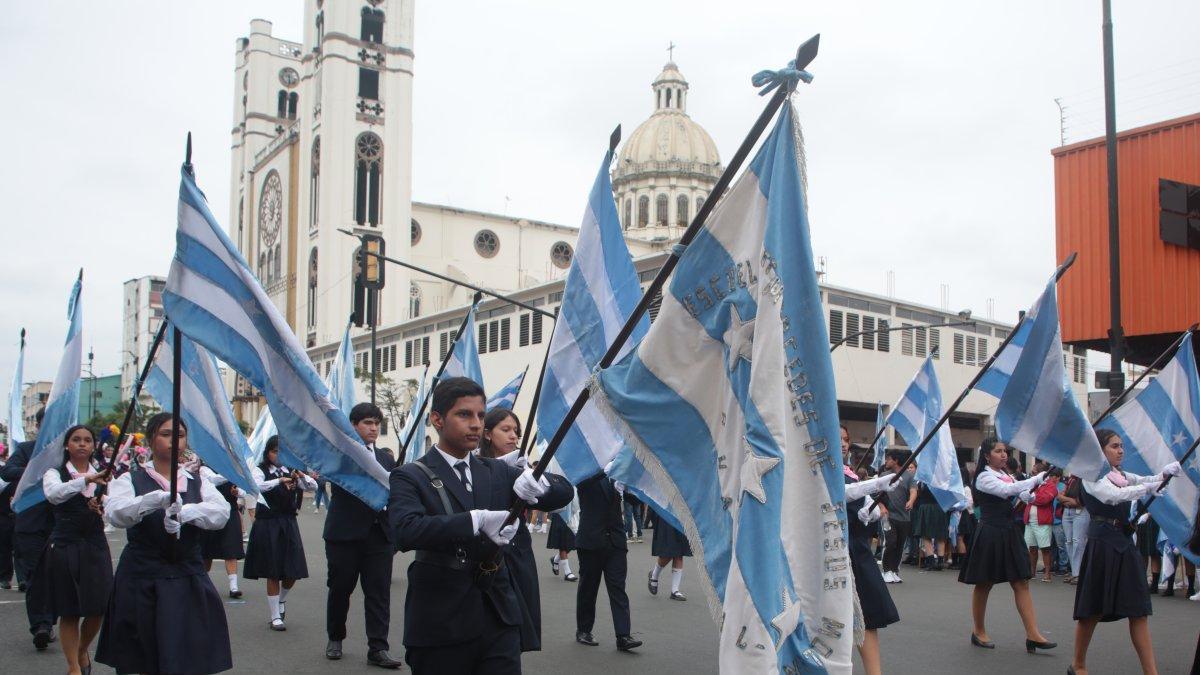 Estudiantes de 94 instituciones educativas desfilaron a lo largo de la avenida Quito por las fiestas de Guayaquil.