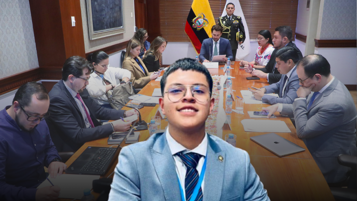 El asambleísta Dominique Serrano fue captado dibujando durante una sesión de fiscalización al contrato del Estado ecuatoriano con Progen.