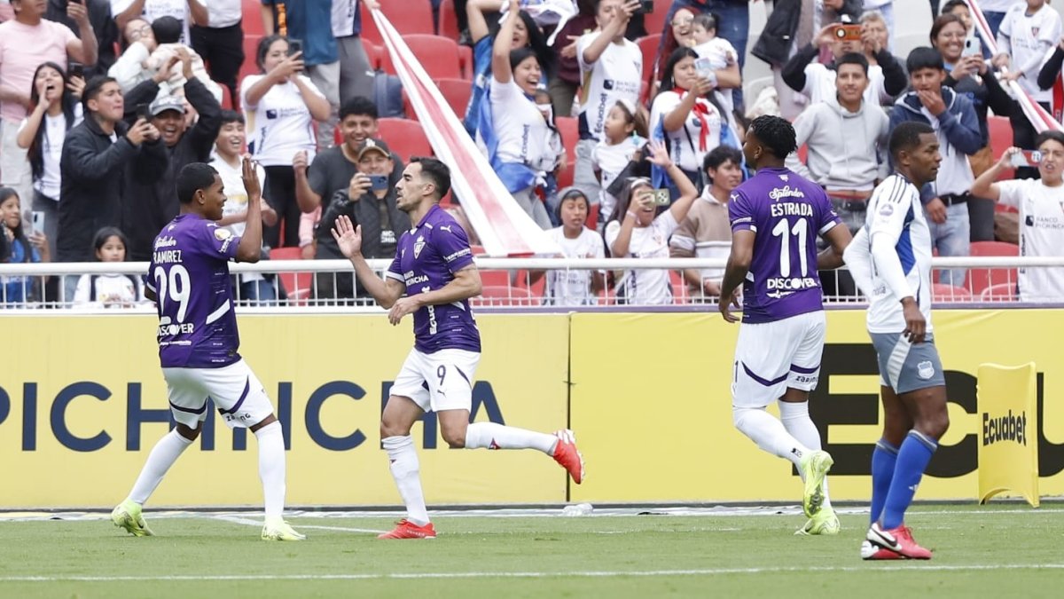 Lisandro Alzugaray marcó desde el punto penalti el 1-0 a favor de Liga de Quito.