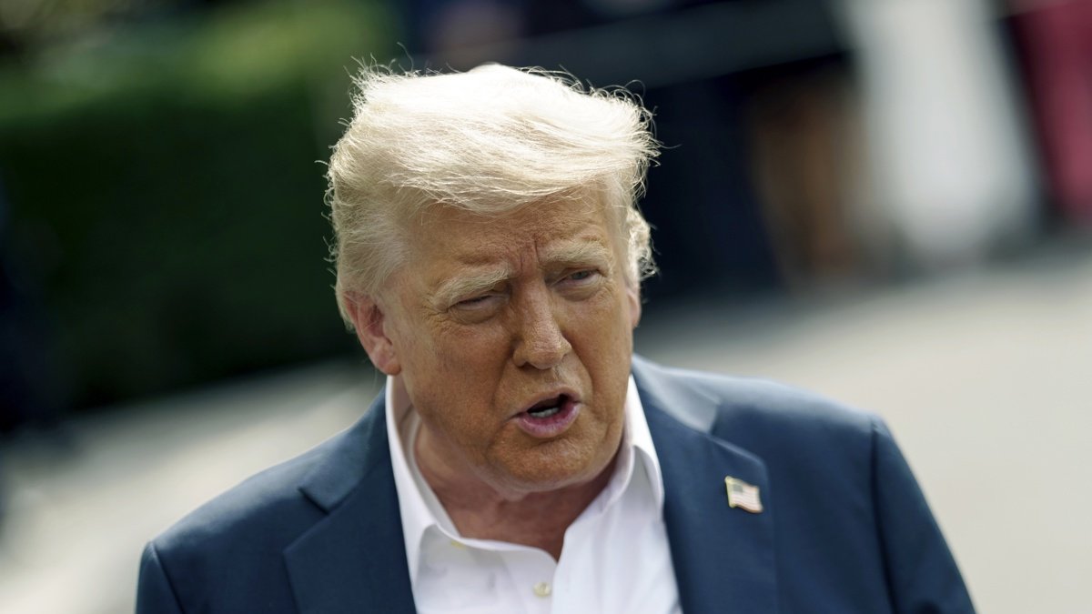 El presidente de EE.UU., Donald Trump, habla con los medios de comunicación antes de salir de la Casa Blanca a bordo del Marine One, en Washington.