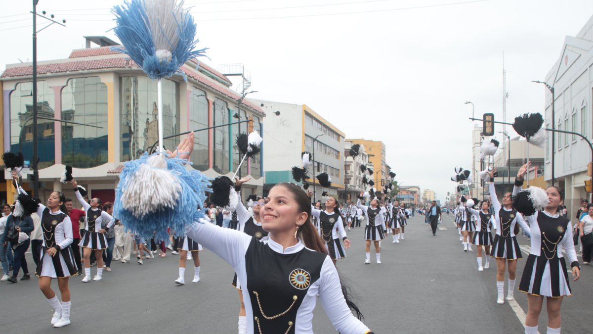 A lo largo de la avenida Quito se realizó el desfile estudiantil con cerca de un centenar de instituciones educativas.
