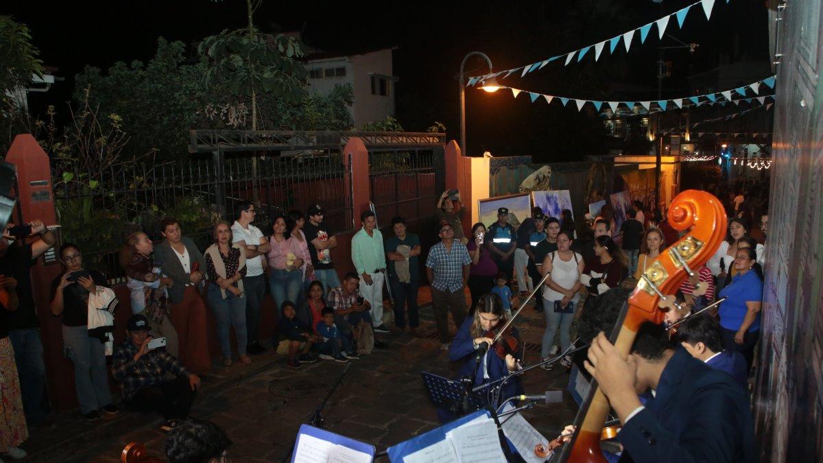 La Orquesta Sinfónica Juvenil de Guayas fue aplaudida por quienes asistieron al evento de la Prefectura en la calle Numa Pompilio Llona, del tradicional barrio Las Peñas.