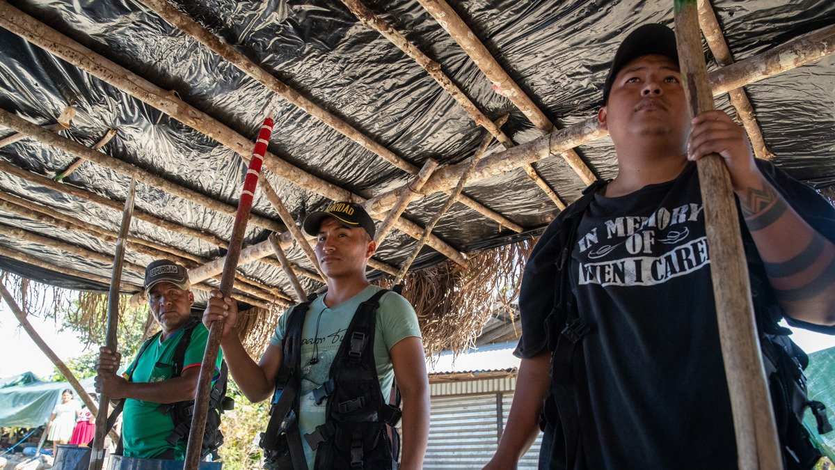 Personas custodiando el fortín y edificio en donde habita el expresidente boliviano Evo Morales, con lanzas de madera y escudos artesanales en Lauca Ñ.