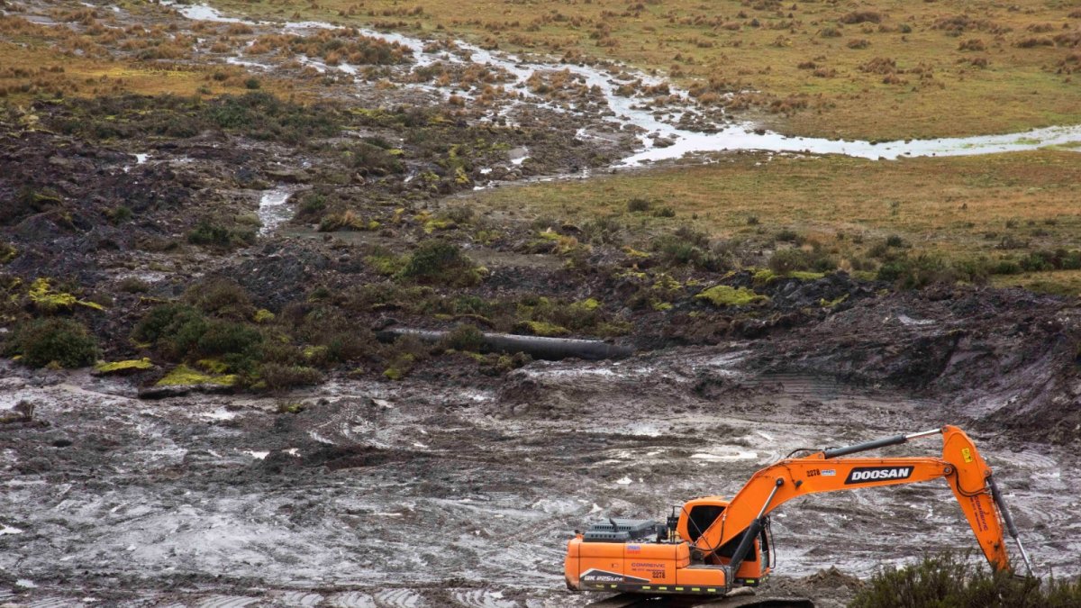 En la reserva del Antisana cayeron más de 180.000 metros cúbicos de tierra, lo que afectó una tubería de conducción.