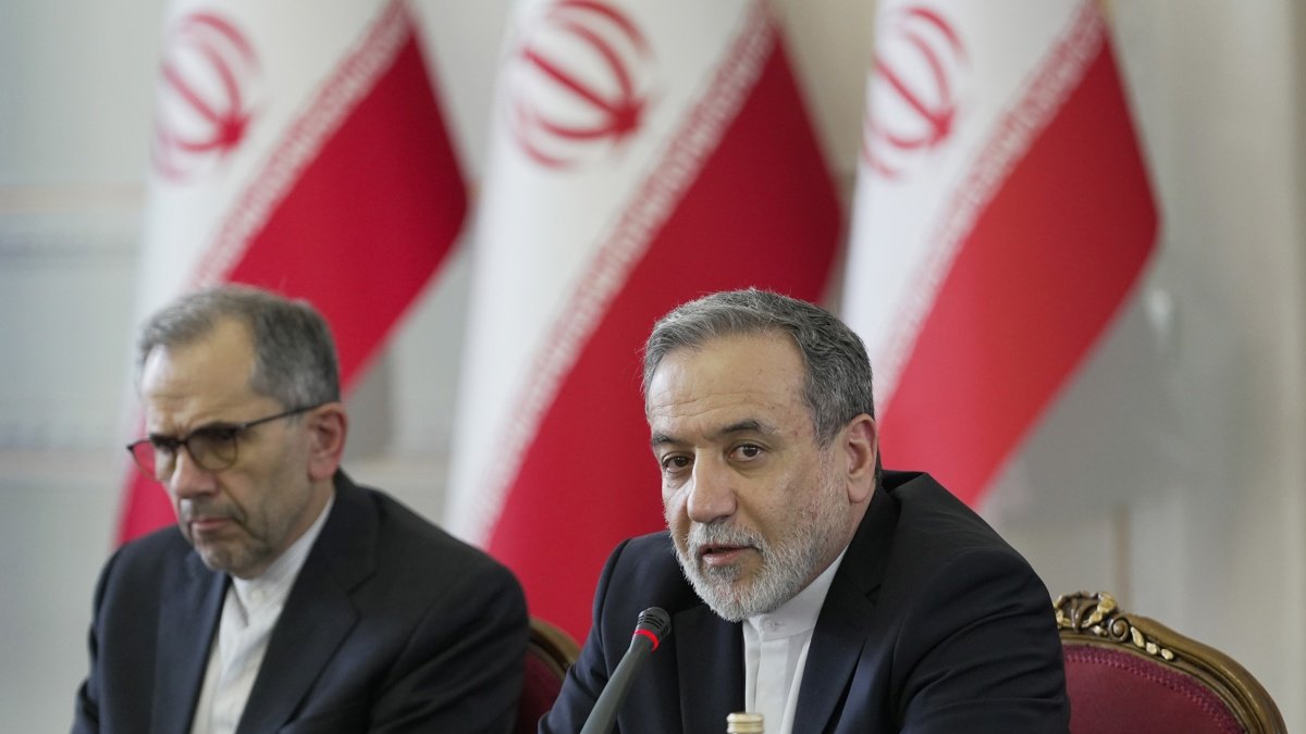 El ministro de Exteriores iraní, Abás Araqchí (d).