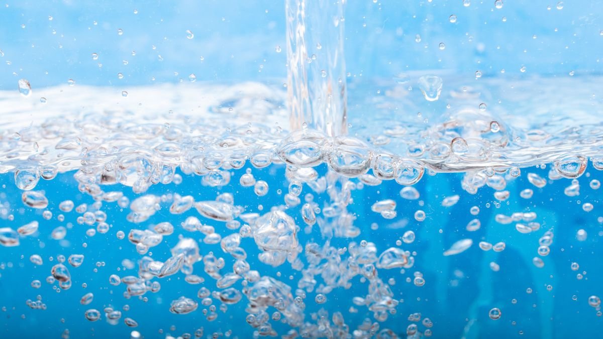 La UTPL impulsa una propuesta de tratamiento de agua basada en fotocatálisis, que ya cuenta con patente internacional y busca implementarse en zonas vulnerables.