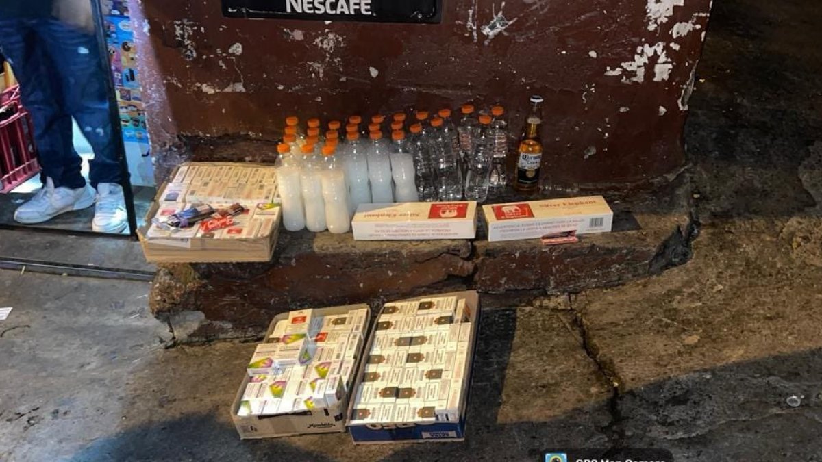 Los uniformados encontraron armas blacas, droga y licor artesanal.