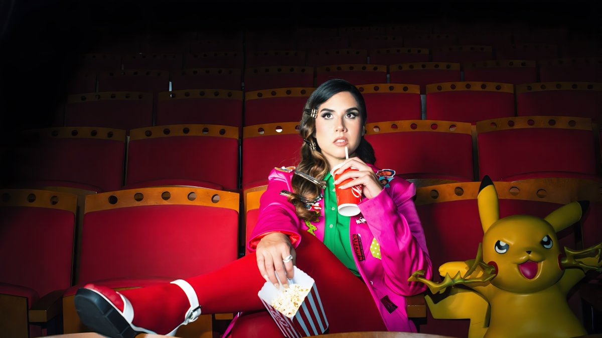 Con un guiño al cómic, Angie apuesta por un look de tonos vibrantes.