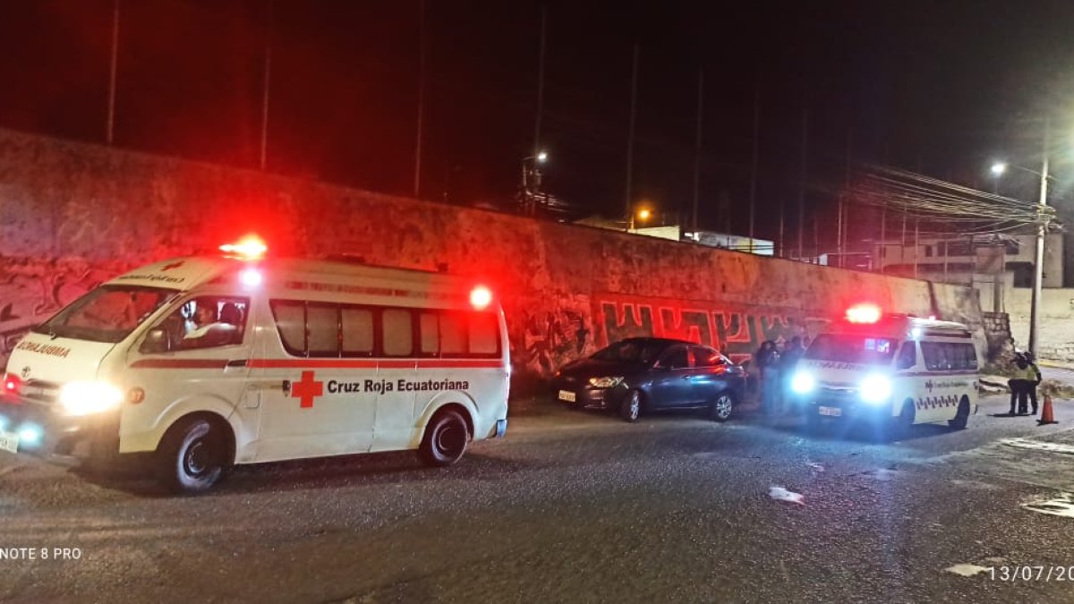 Ambulancias de la Cruz Roja y del IESS llegaron para atender la emergencia.