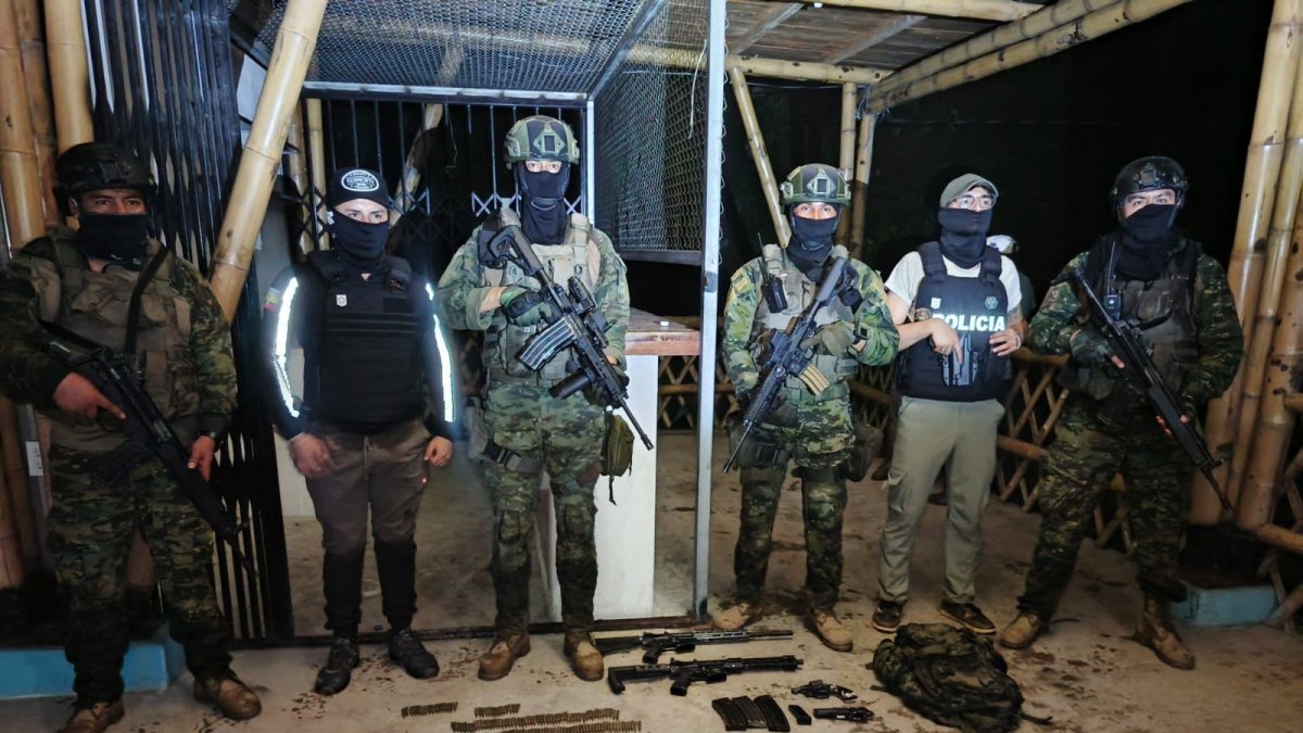 Las Fuerzas Armadas del Ecuador incautó armas, dinero en efectivo y vehículos durante los allanamientos.