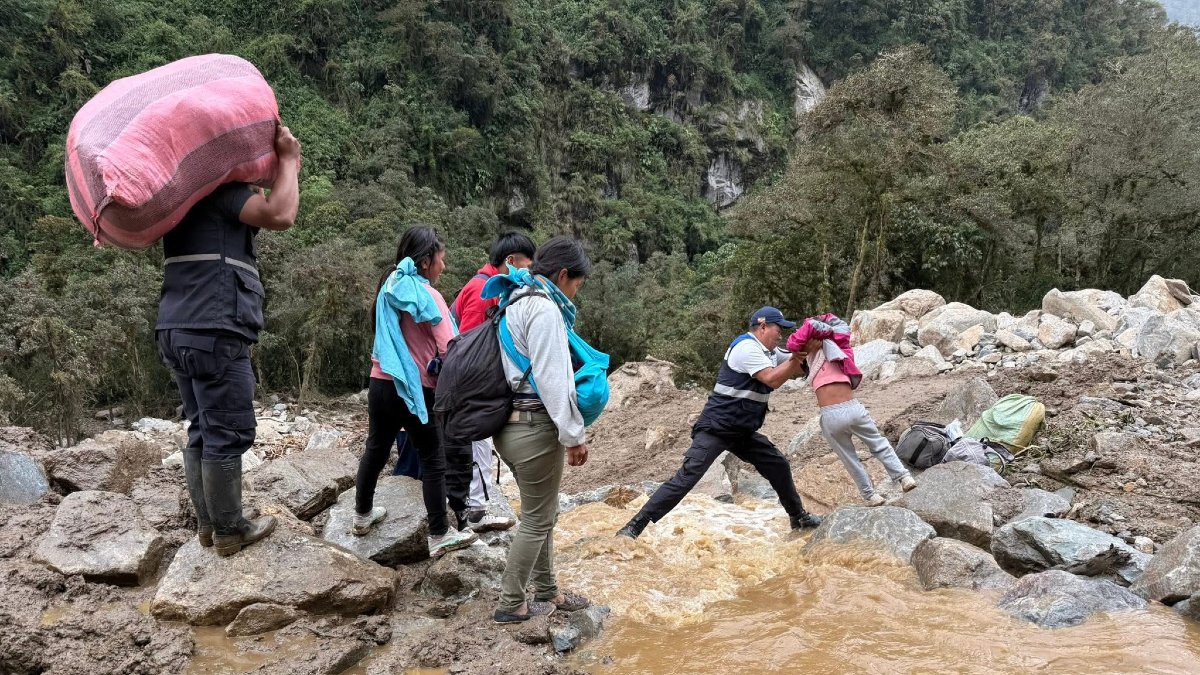 Los moradores de la zona deben sortear rocas y lodo para movilizarse. La erosión regresiva del río Coca y deslizamientos complicaron el tránsito.