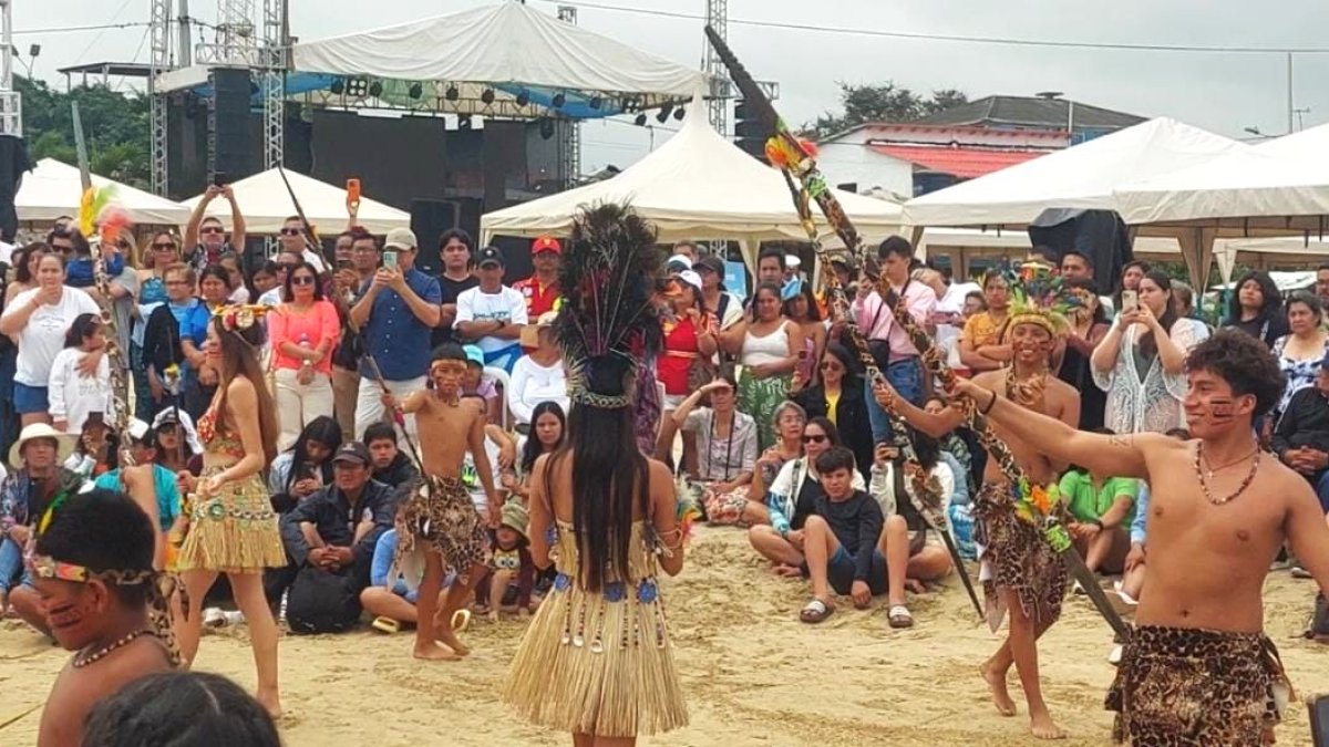 Con un ritual simbólico inspirado en las tradiciones ancestrales se inauguró la temporada de avistamiento de ballenas jorobadas en Ayangue.