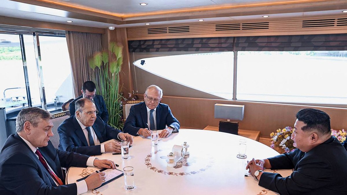 El canciller ruso, Serguéi Lavrov (segundo a la izquierda) mantuvo una reunión con el líder norcoreano Kim Jong Un, en la ciudad de Wonsan.