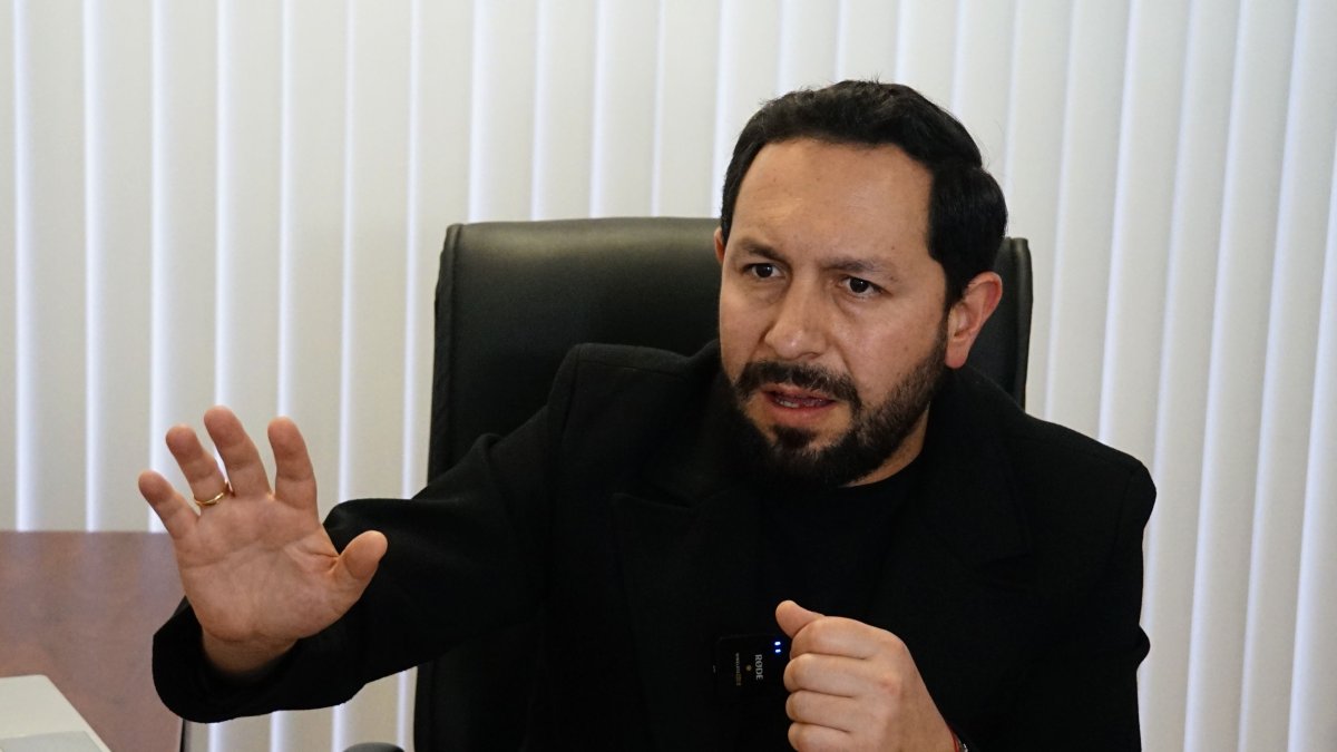 Adrián Castro es doctor en Jurisprudencia y abogado de los Tribunales de Justicia del Ecuador. Tiene un diploma superior en Derecho Constitucional por la Universidad de Cuenca.